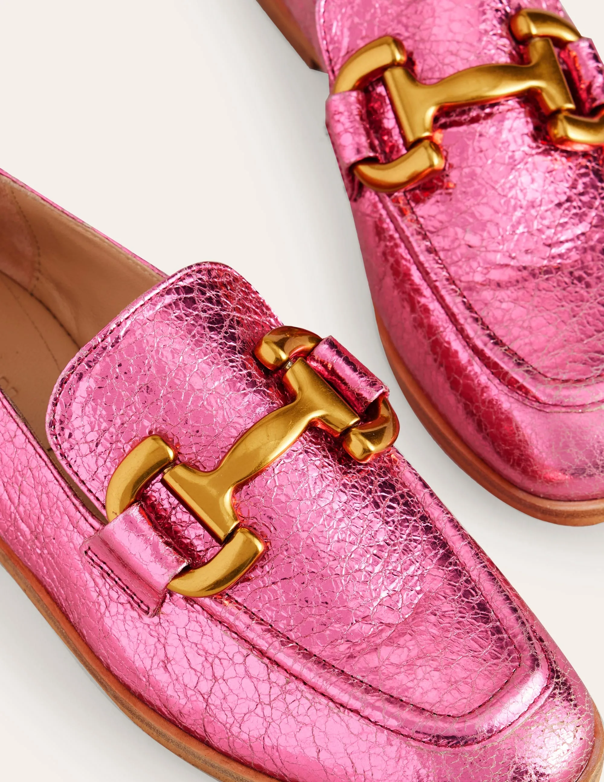 Iris Loafer mit Trensendetail-Leuchtendes Pink Metallic-Leder
